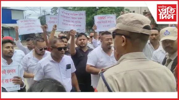 ভটিয়াপাৰত নিৰ্গত হৈয়ে আছে গেছঃ  নাজিৰাৰ ONGC ৰ অসম সম্পদৰ মুখ্য কাৰ্য্যালয়ৰ সন্মুখত উত্তাল প্ৰতিবাদ